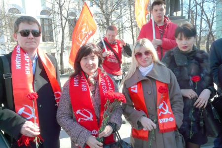 «Без советской власти – не было космоса!» Рязанские коммунисты возложили цветы к памятнику К.Э. Циолковскому