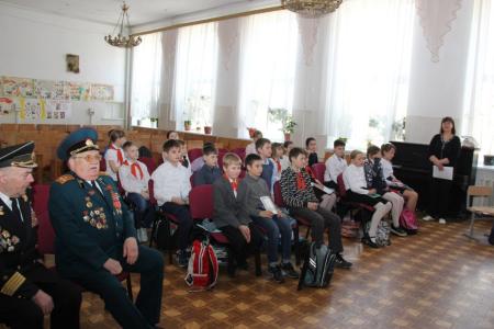 Коммунисты Крыма отметили День космонавтики, пионеры получили в подарок горн и барабан