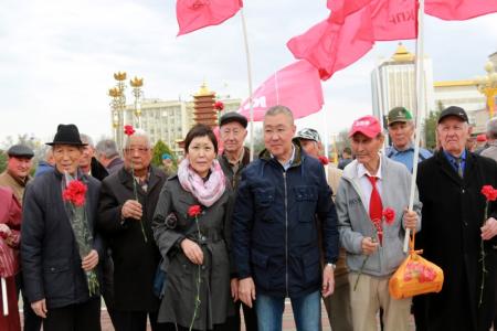 Республика Калмыкия. Цветы для вождя и учителя