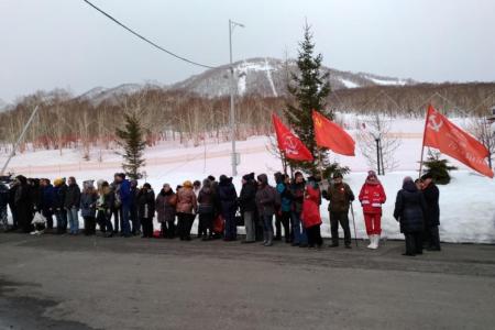 В честь Дня Победы камчатские коммунисты водрузили знамёна компартии на вершине горы Морозная