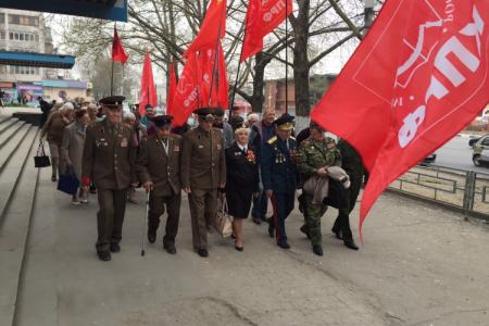 Коммунисты Крыма отметили День космонавтики, пионеры получили в подарок горн и барабан