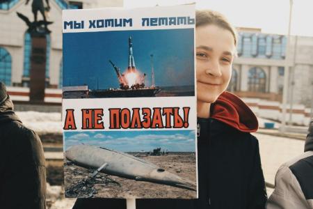 День космонавтики: Комсомольцы раздали новосибирцам кексы со звездами