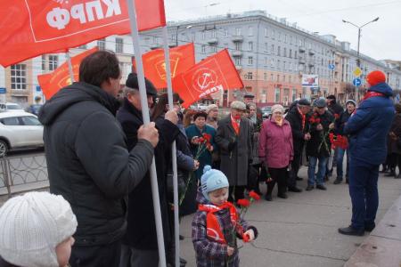 Ивановские коммунисты и представители левых объединений возложили цветы к памятнику В.И. Ленину