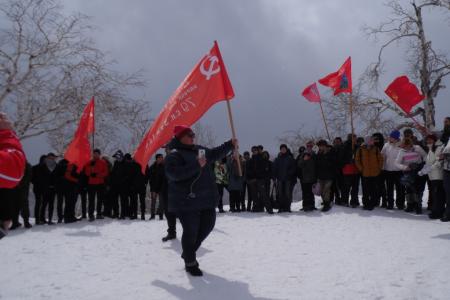 В честь Дня Победы камчатские коммунисты водрузили знамёна компартии на вершине горы Морозная