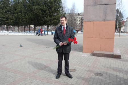Республика Коми. Коммунисты Сыктывкара возложили цветы памятнику Владимиру Ленину