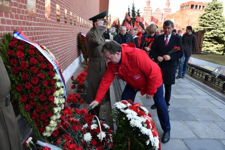 В День космонавтики коммунисты возложили цветы к могилам С.П. Королева и Ю.А. Гагарина у Кремлевской стены
