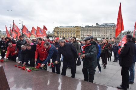 Коммунисты возложили цветы к Мавзолею В.И. Ленина