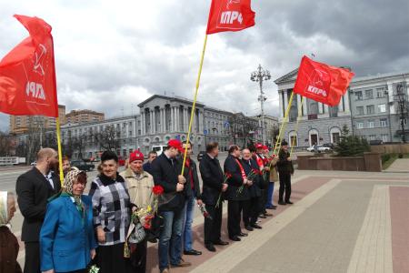 Н.Н. Иванов принял участие в  торжественном возложении цветов к памятнику В.И. Ленину в Курске