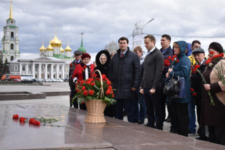 Тульские коммунисты возложили цветы к памятнику Ленину