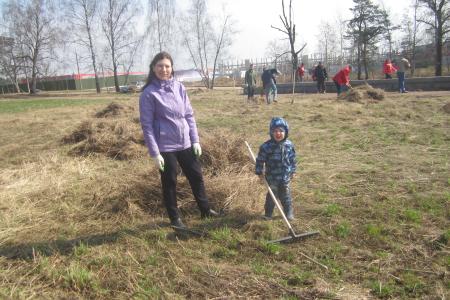 Московская область. Коммунисты Ленинского района провели субботник у монумента Шагающий Ленин
