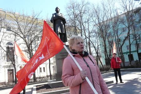 «Без советской власти – не было космоса!» Рязанские коммунисты возложили цветы к памятнику К.Э. Циолковскому