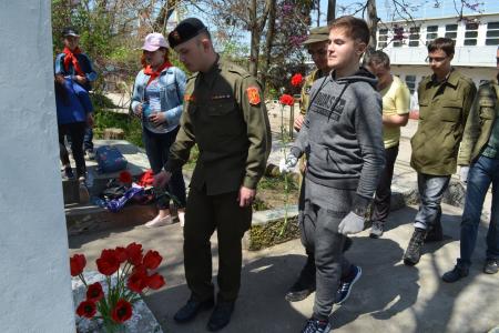 Севастопольские комсомольцы и пионеры привели в порядок памятник В.И. Ленину
