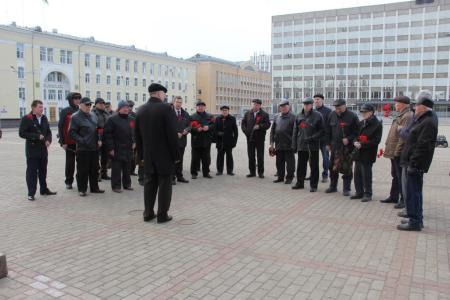 Республика Коми. Коммунисты Сыктывкара возложили цветы памятнику Владимиру Ленину