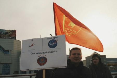 День космонавтики: Комсомольцы раздали новосибирцам кексы со звездами