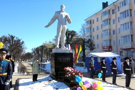 Коммунисты Чувашии отметили День космонавтики возложением цветов к памятникам Ю.А. Гагарину и А.Г. Николаеву в Чебоксарах