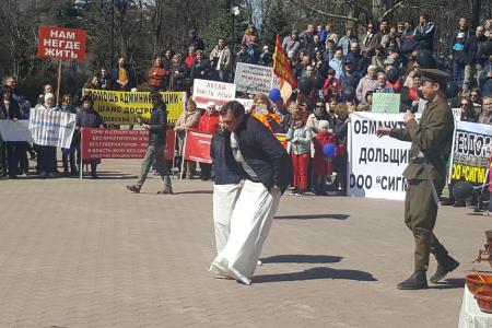Уникальный митинг-спектакль провели в Ростове-на-Дону обманутые дольщики