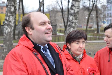 Коммунисты и комсомольцы Железнодорожного района Рязани возложили цветы к памятнику В.И. Ленину и провели Ленинские беседы