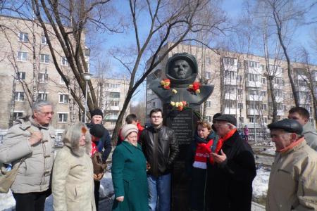 Пермь. Цветы – первопроходцу космоса!
