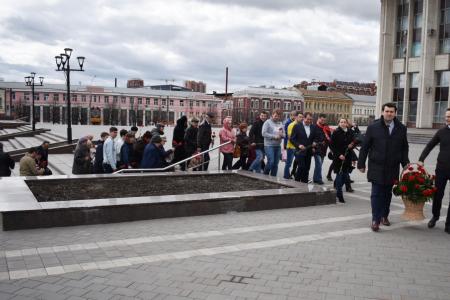 Тульские коммунисты возложили цветы к памятнику Ленину