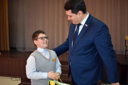 В преддверии Дня космонавтики Тульский обком КПРФ организовал для школьников видеомост с космонавтом Олегом Новицким 