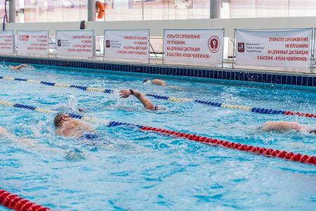 Спортклуб КПРФ провел соревнования по плаванию на длинные дистанции в бассейне