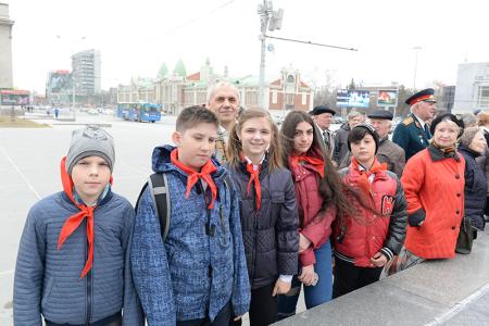 Новосибирский Обком КПРФ провел торжественное возложение цветов к памятнику Ленина