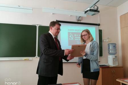 Первый секретарь Самарского обкома КПРФ Алексей Лескин наградил участников конкурса «Молодёжь о стране Октября»