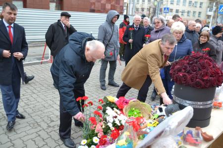 Делегаты и приглашённые XXV отчётно-выборной Конференции Кемеровского обкома КПРФ возложили цветы мемориалу погибших в «ТЦ Зимняя Вишня»