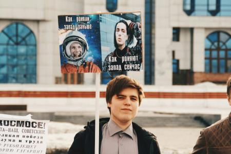 День космонавтики: Комсомольцы раздали новосибирцам кексы со звездами
