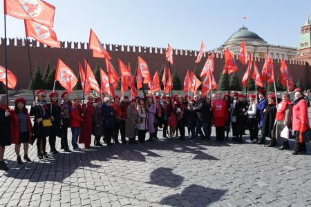 В День космонавтики коммунисты возложили цветы к могилам С.П. Королева и Ю.А. Гагарина у Кремлевской стены