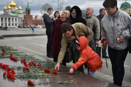 Тульские коммунисты возложили цветы к памятнику Ленину