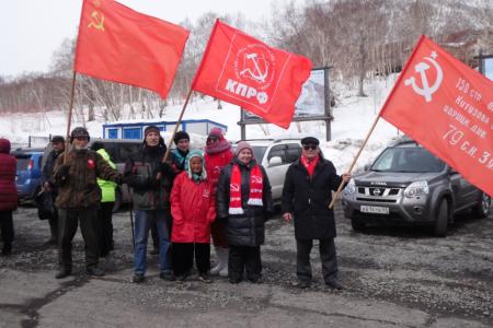 В честь Дня Победы камчатские коммунисты водрузили знамёна компартии на вершине горы Морозная