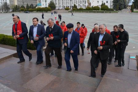 Республика Дагестан. Коммунисты возложили цветы к памятнику В.И. Ленину