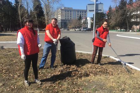 Тувинские коммунисты и комсомольцы провели субботник в Кызыле