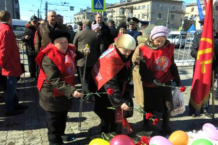 Коммунисты Чувашии отметили День космонавтики возложением цветов к памятникам Ю.А. Гагарину и А.Г. Николаеву в Чебоксарах