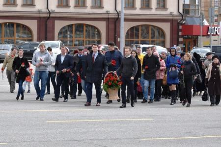 Тульские коммунисты возложили цветы к памятнику Ленину