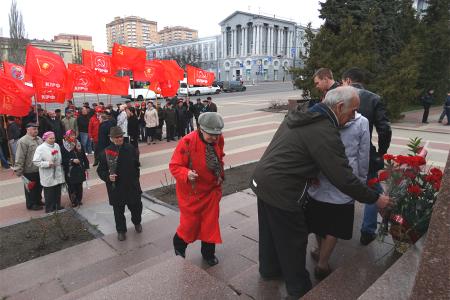 Н.Н. Иванов принял участие в  торжественном возложении цветов к памятнику В.И. Ленину в Курске