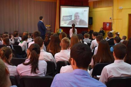 В преддверии Дня космонавтики Тульский обком КПРФ организовал для школьников видеомост с космонавтом Олегом Новицким 