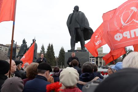 Новосибирский Обком КПРФ провел торжественное возложение цветов к памятнику Ленина