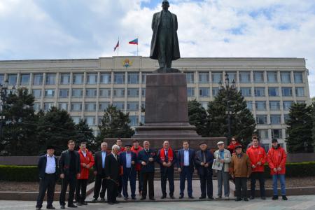 Республика Дагестан. Коммунисты возложили цветы к памятнику В.И. Ленину