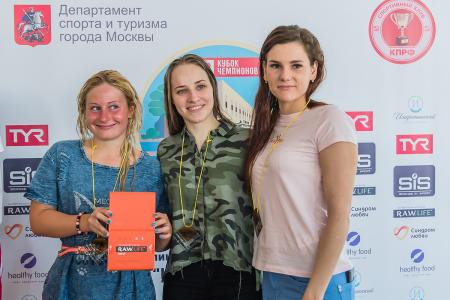 Спортклуб КПРФ провел соревнования по плаванию на длинные дистанции в бассейне