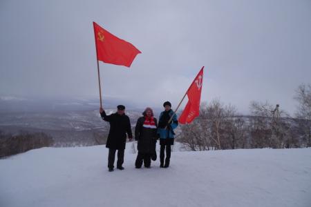 В честь Дня Победы камчатские коммунисты водрузили знамёна компартии на вершине горы Морозная