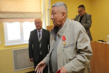 Первый секретарь Калмыкского рескома КПРФ Николай Нуров вручил медали ЦК КПРФ ветеранам-чекистам