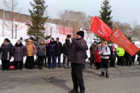 В честь Дня Победы камчатские коммунисты водрузили знамёна компартии на вершине горы Морозная