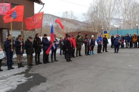 В честь Дня Победы камчатские коммунисты водрузили знамёна компартии на вершине горы Морозная