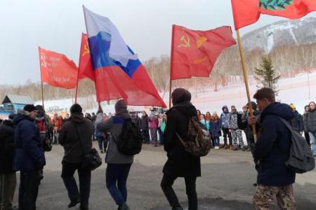 В честь Дня Победы камчатские коммунисты водрузили знамёна компартии на вершине горы Морозная