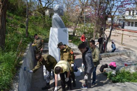 Севастопольские комсомольцы и пионеры привели в порядок памятник В.И. Ленину