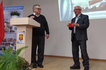 Лидер камчатских коммунистов С.А. Ванюшкин поздравил ветеранов комсомола