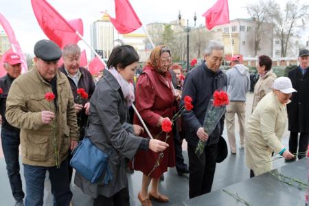 Республика Калмыкия. Цветы для вождя и учителя
