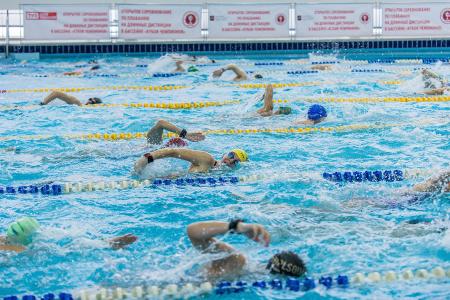 Спортклуб КПРФ провел соревнования по плаванию на длинные дистанции в бассейне
